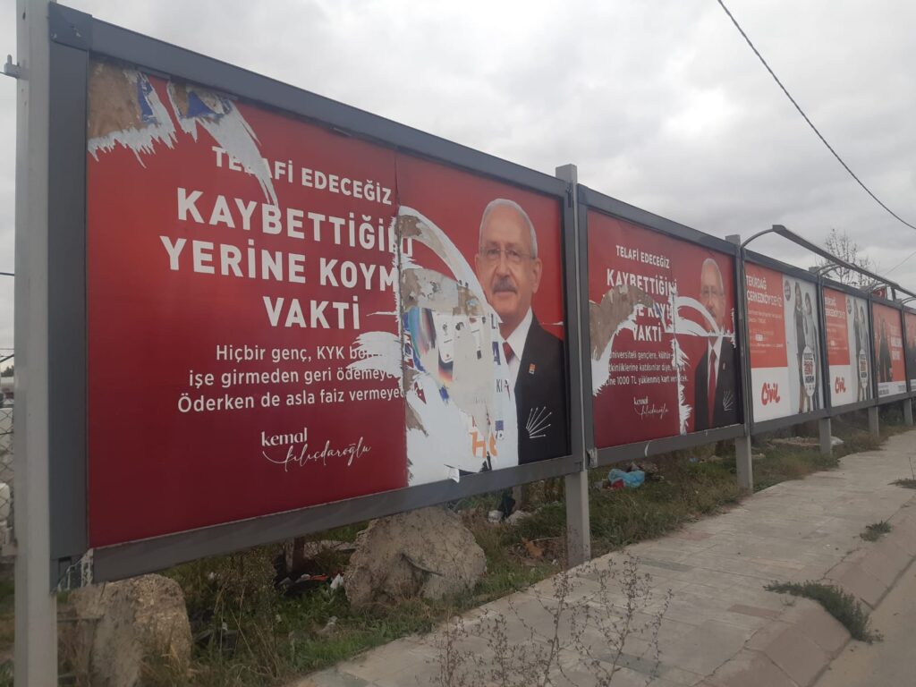 Billboard’ları yırtanlara suç duyurusu!