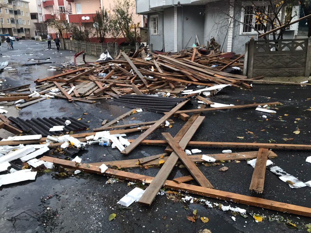 Çatılar Kapaklı’da da rüzgara direnemedi!