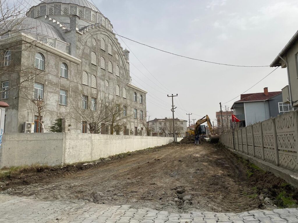 Yeniköy’de yollar yapılıyor