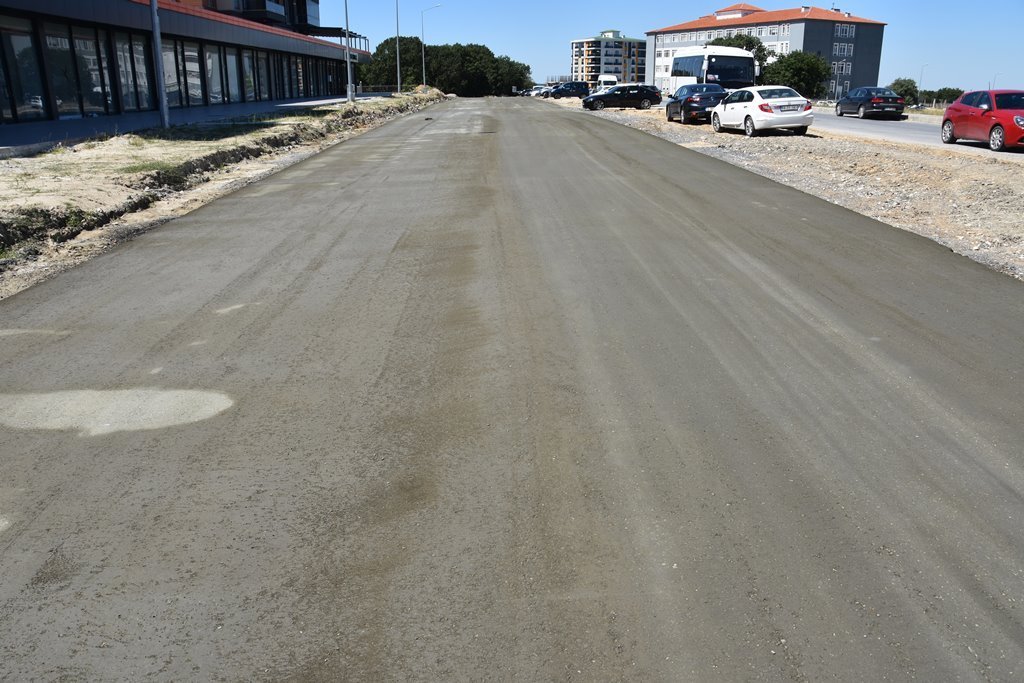 Büyükşehir, yol yapmaya devam ediyor