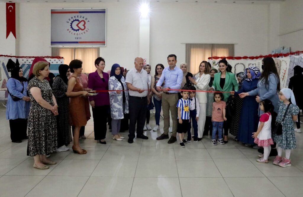 Mahalle Evlerinin yıl sonu sergileri açıldı