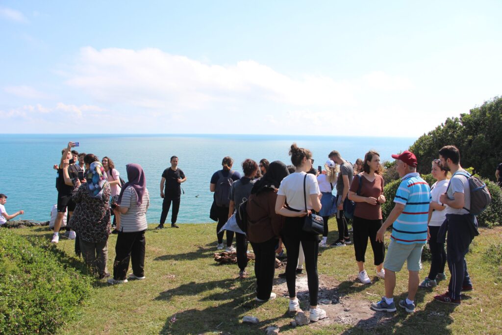 Korsan Koyu’na yürüdüler