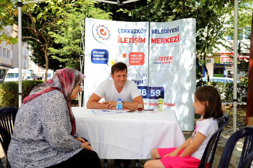 Kuru Sokak Parkı’nda vatandaşlarla bir araya geldi