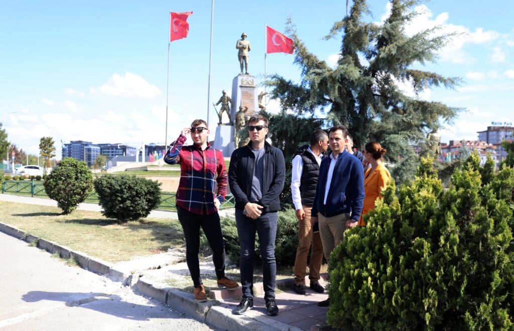 Yapımı devam eden çalışmaları inceledi