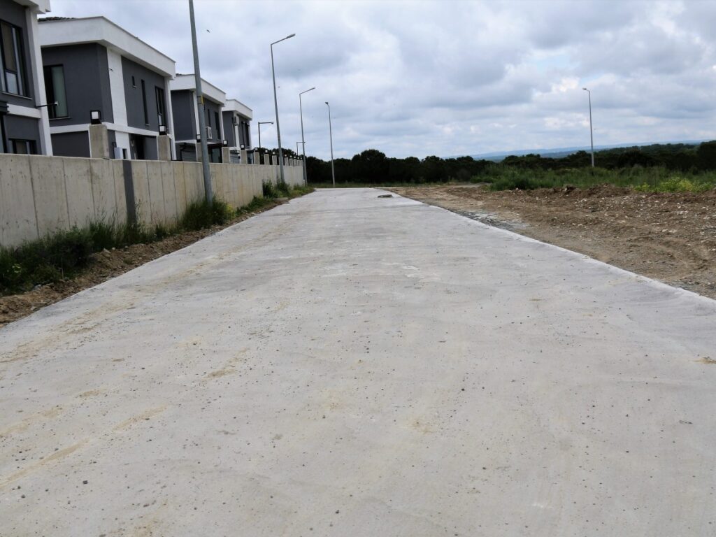 Alim Sokak’ta demirli beton yol çalışması