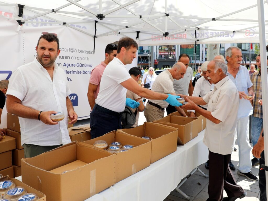 Çerkezköy Belediyesi aşure dağıttı