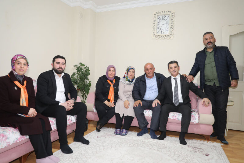 Başkan Çetin, depremzede aileleri ziyaret etti