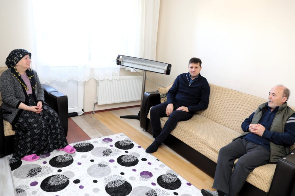 Başkan Akay, depremzede aileleri ziyaret etti