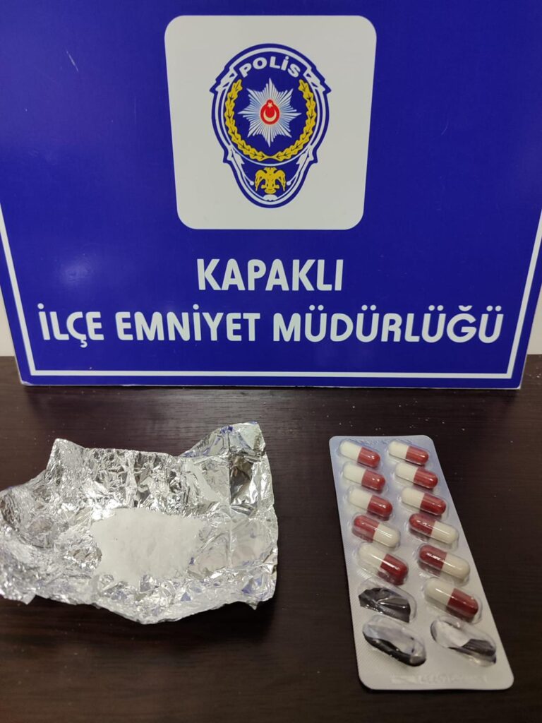 Araç içinde uyuşturucu satışına polis operasyonu