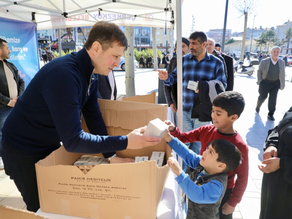Akay kandil simidi dağıttı