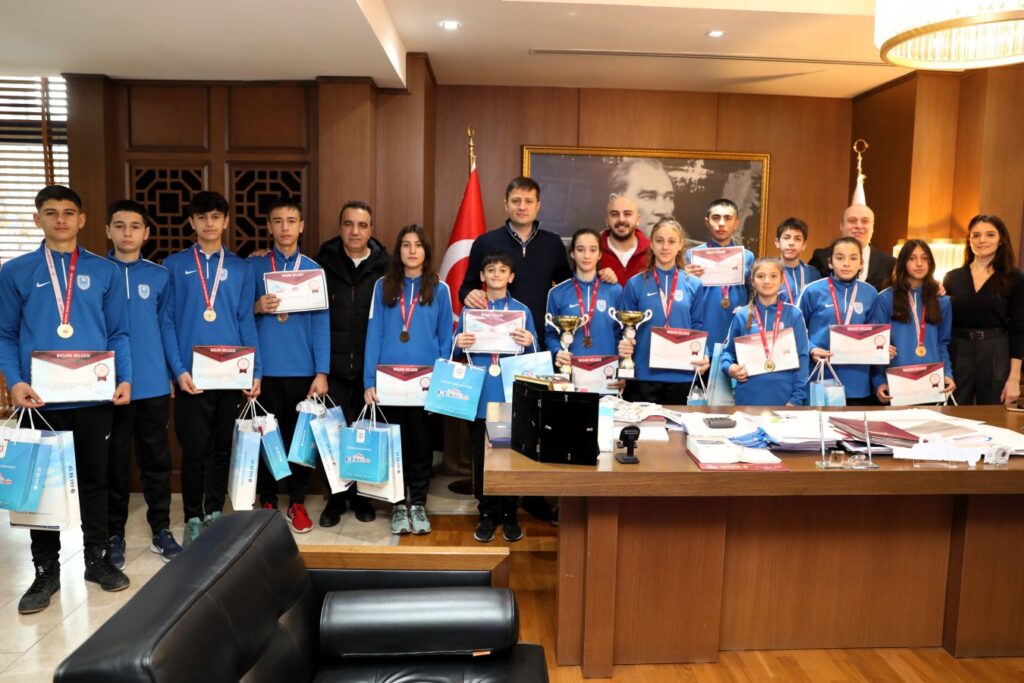 Kros takımından Başkan Akay’a ziyaret