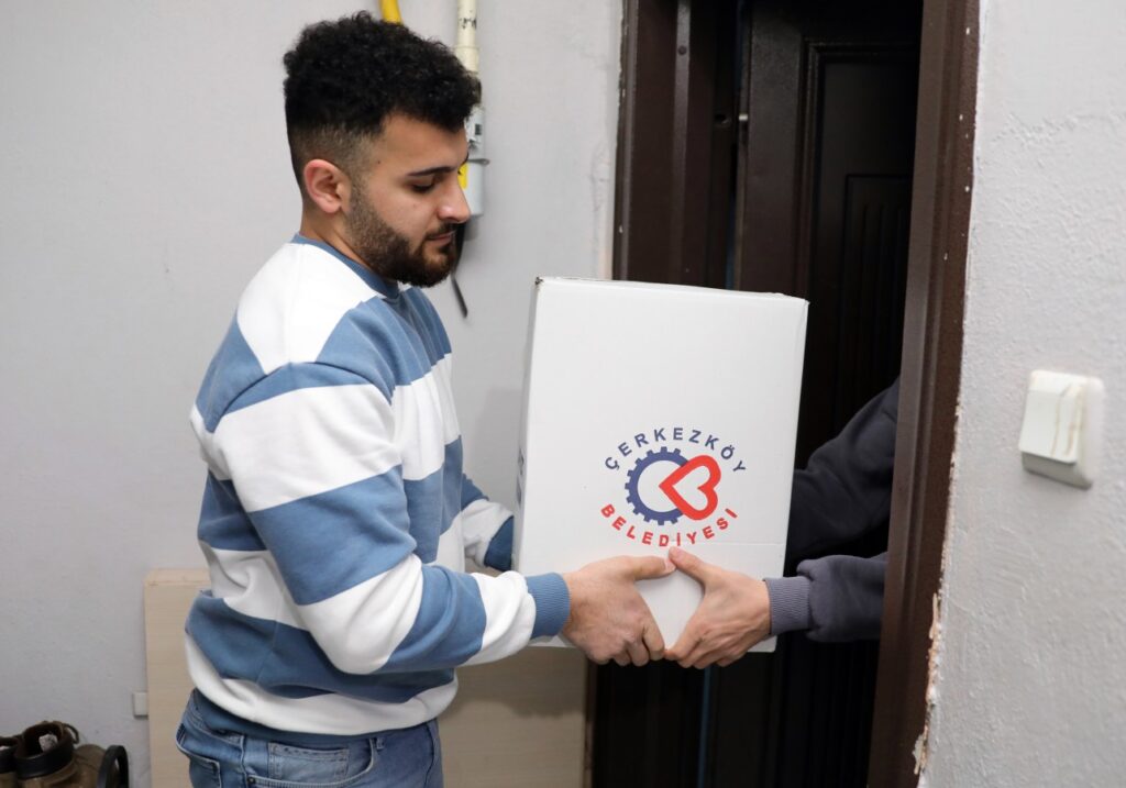 İhtiyaç sahiplerine belediyeden erzak desteği