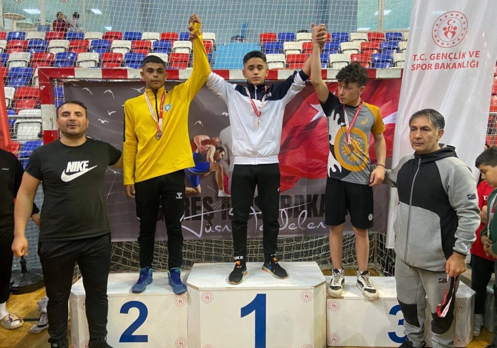 Çerkezköylü güreşçiler turnuvaya damga vurdu