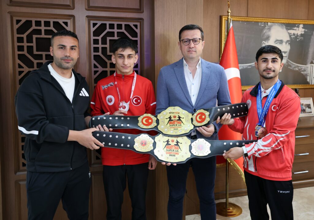 Şampiyonlardan Başkan Akay’a ziyaret